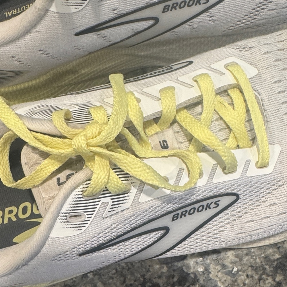 Women’s Size 9.5 Brooks White & Yellow Athletic Shoes - Picture 12 of 16